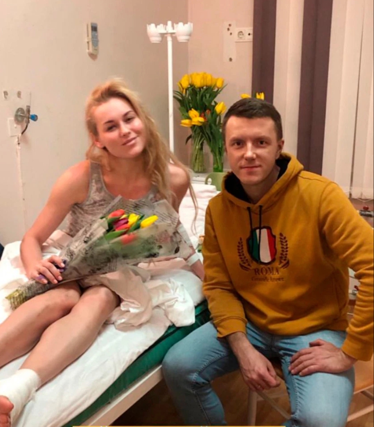 影／正妹歌手「雙手張開」正面摔下3公尺舞台！「腳骨碎裂」繼續唱