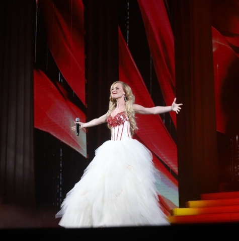 影／正妹歌手「雙手張開」正面摔下3公尺舞台！「腳骨碎裂」繼續唱