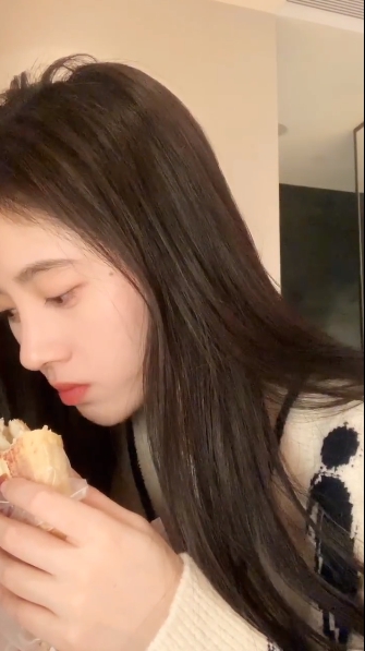 體重不到40kg!鞠婧禕「一口麵包嚼32下」吃到放空 網嘆:仙女和凡人的差別