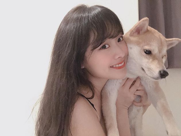 實況兇妹「衣領超低」！愛犬猛一拉風光乍現  網：這狗很專業