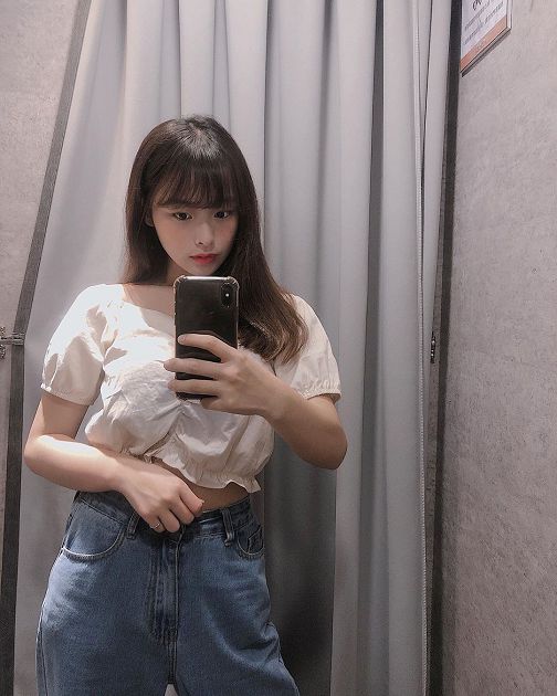 實況兇妹「衣領超低」！愛犬猛一拉風光乍現  網：這狗很專業