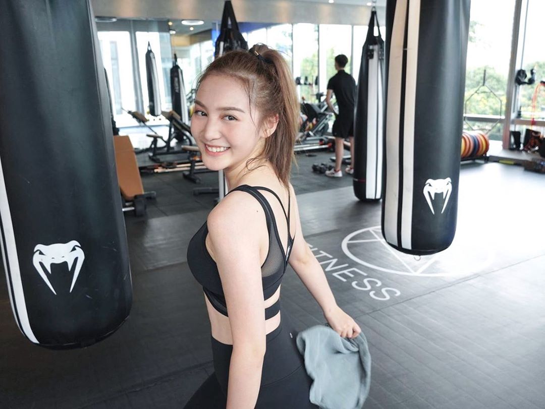 這樣太危險！香港辣模「上半身謎之黑影」見客　網急喊：走光了