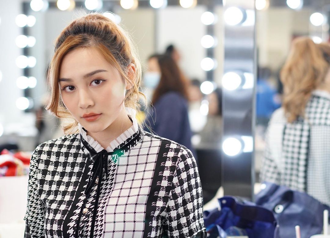 這樣太危險！香港辣模「上半身謎之黑影」見客　網急喊：走光了