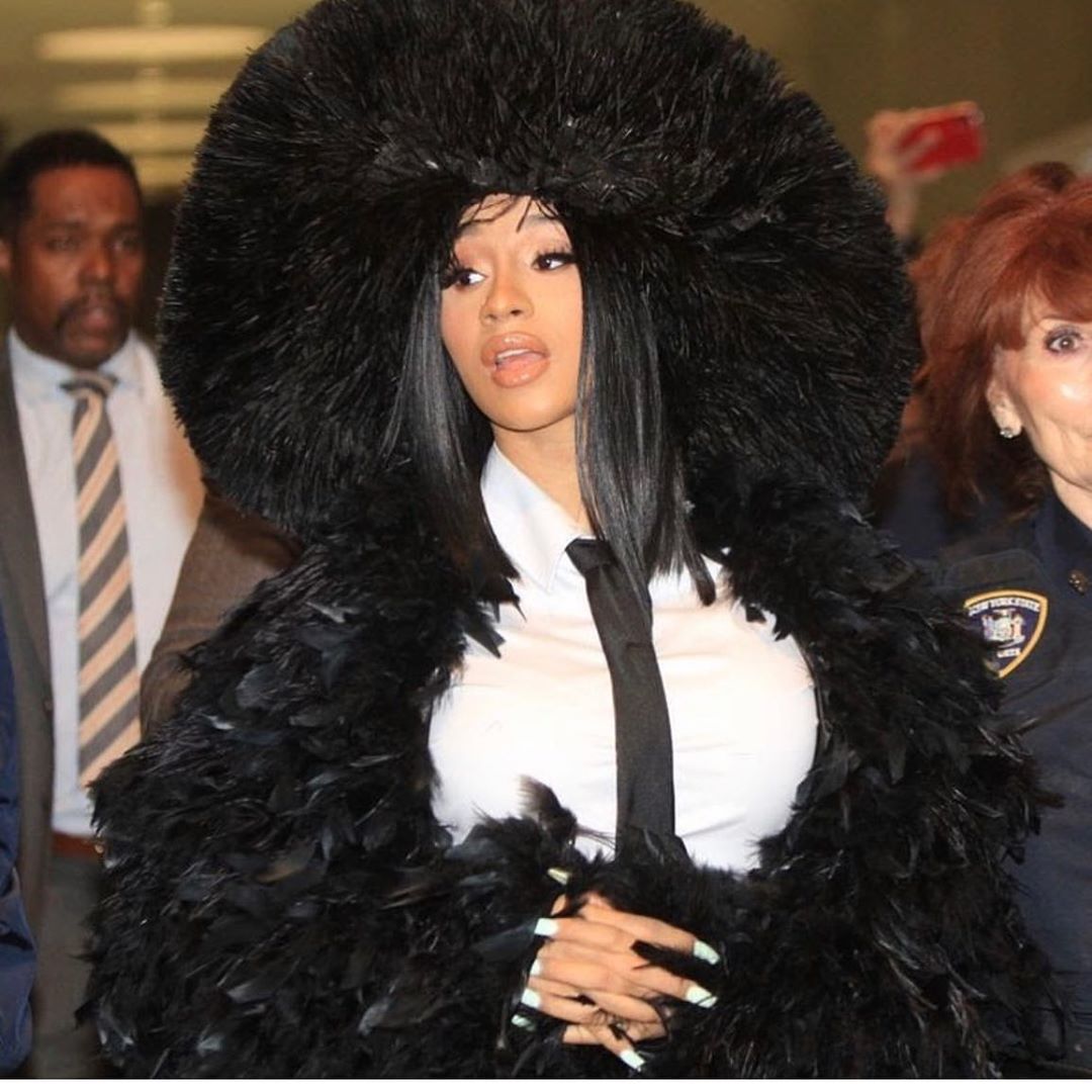 啥都來自中國！卡蒂B「透視洞洞裝」飆罵肺炎：老娘TM真的怕爆