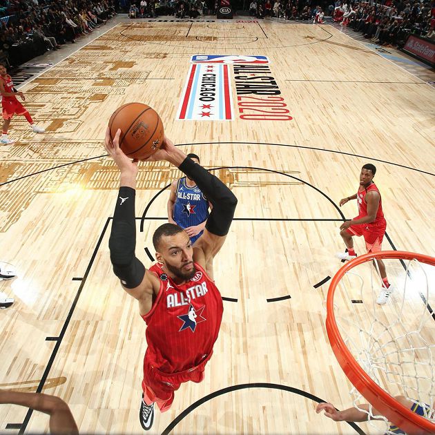 為宣導「疫情不嚴重」狂摸整場麥克風！3天後「最佳防守員」確診：NBA停賽