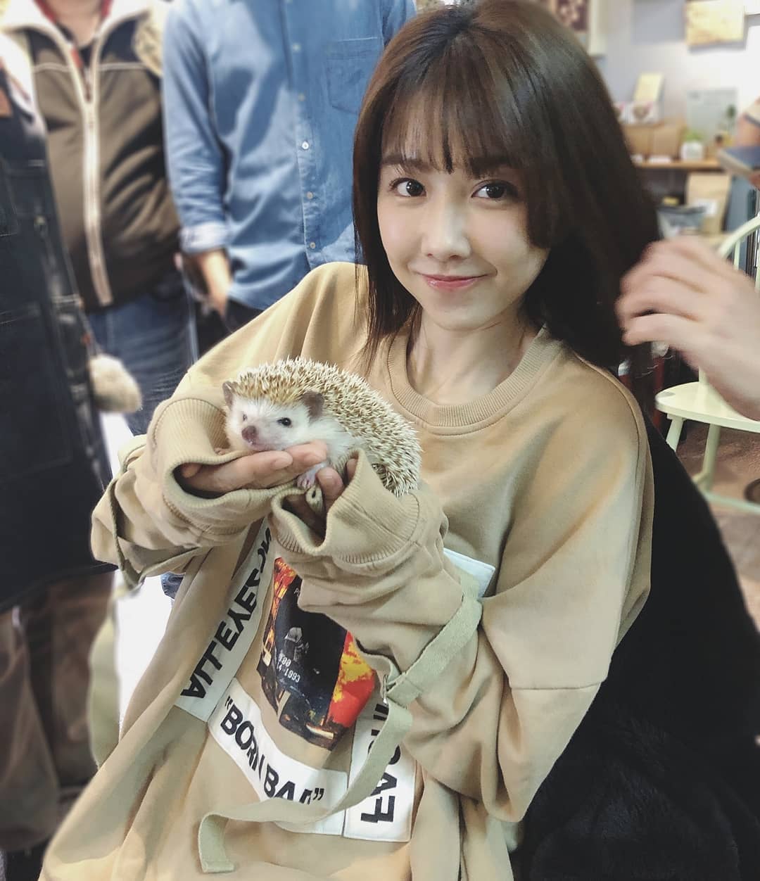 女神要嫁了？邵雨薇「婚紗開深V」　網暴動：原來超有料！