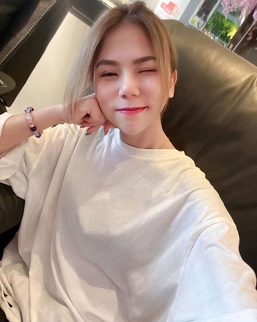 送福利沒極限!蕾菈辣穿「黑色性感套裝」 :女人勇敢做自己