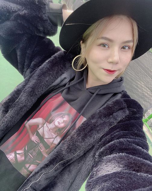 送福利沒極限!蕾菈辣穿「黑色蕾絲套裝」 :女人勇敢做自己