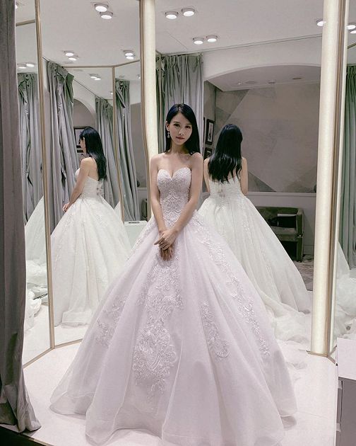 情人節獻禮!咪妃曬「性感床照」線條全曝光 網讚爆:心揪了一下