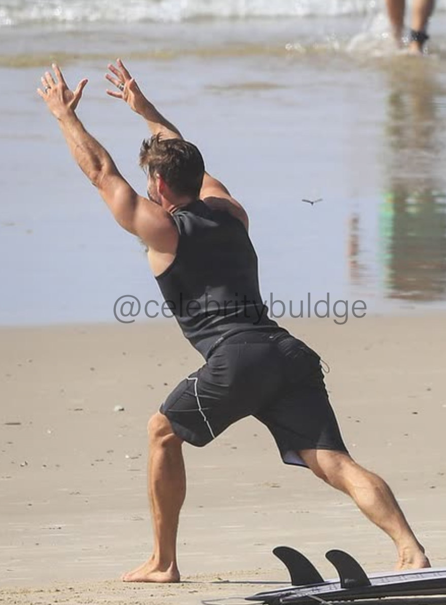 「雷神」漢斯沃兄弟海邊又被拍!「性感翹臀、下面腫一包」引女粉暴動:裝水球?