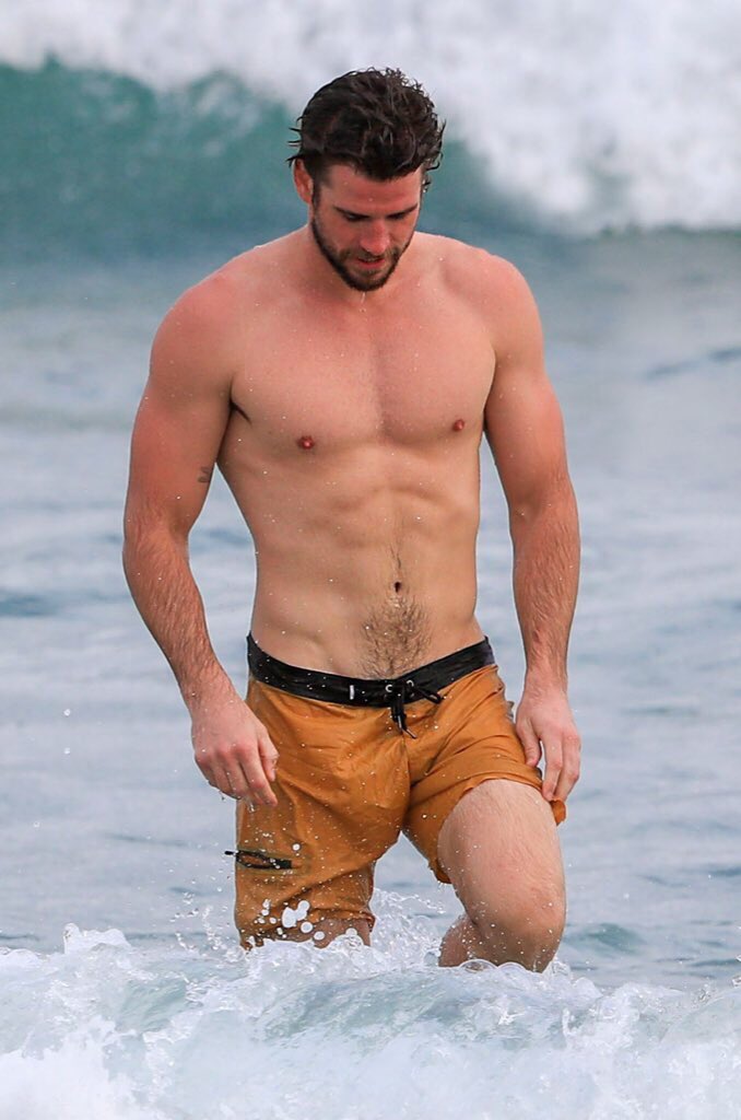 「雷神」漢斯沃兄弟海邊又被拍!「性感翹臀、下面腫一包」引女粉暴動:裝水球?