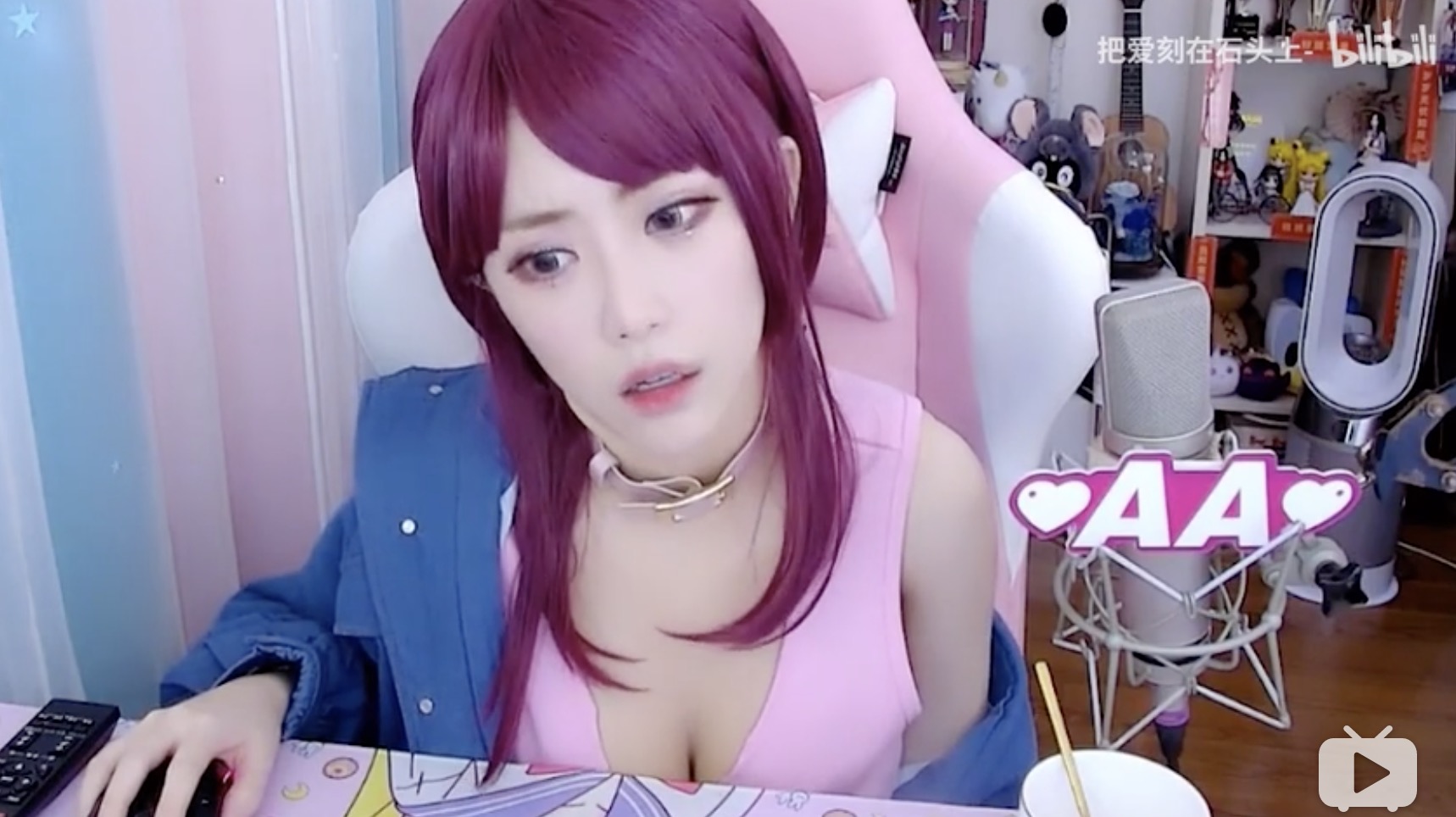 乳量激增 A→D！實況兇妹「鏡頭前喬胸」　一彎腰成放送事故