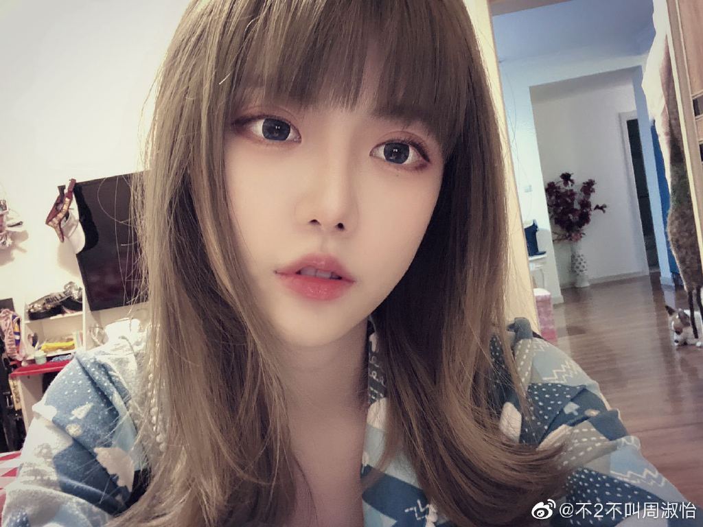 乳量激增 A→D！實況兇妹「鏡頭前喬胸」　一彎腰險被ban