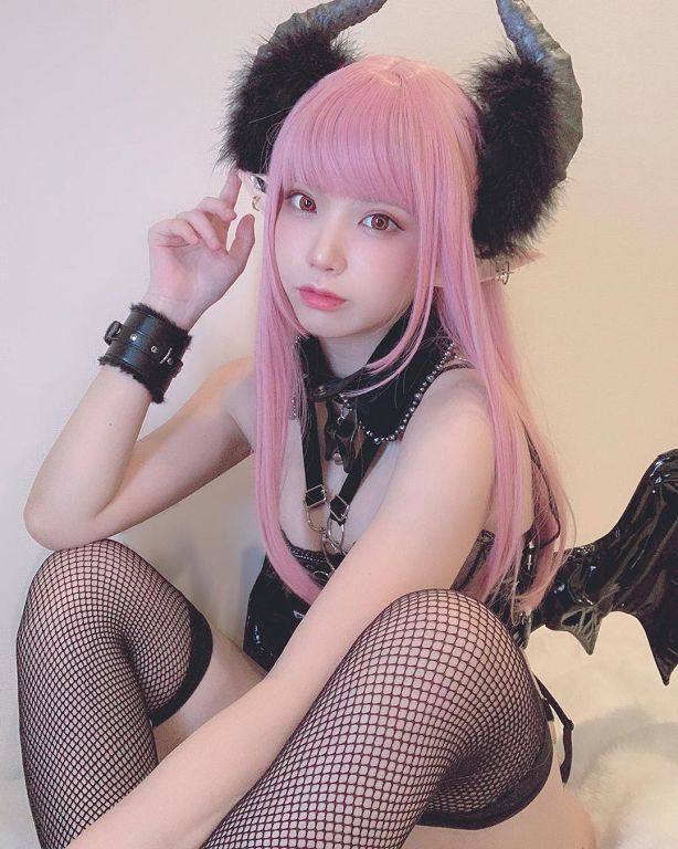 日本萌妹coser「寫真破尺度」！一轉身「蜜桃臀曲線」全曝光