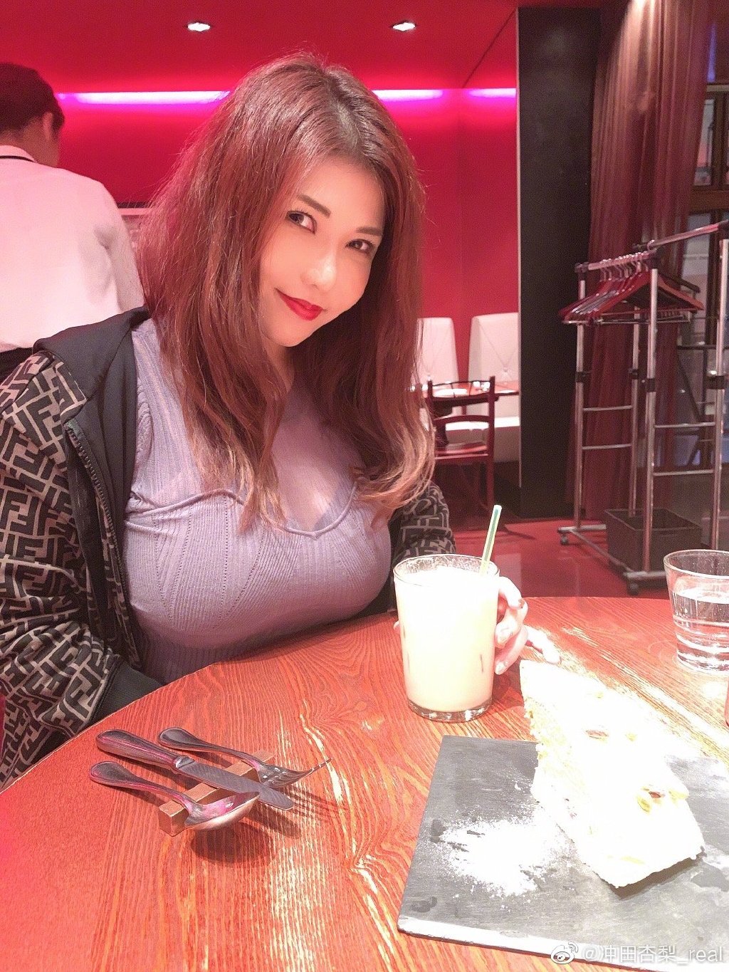 裙子突被拉下來！ 人類最強body「爆線索」痛批：沒看過這麼下流的人