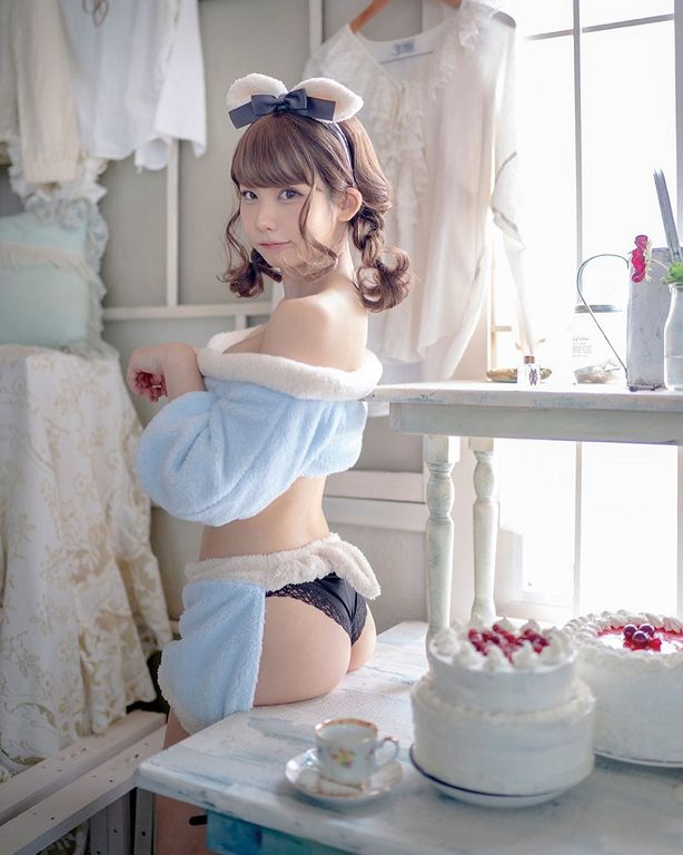 日本萌妹coser「寫真破尺度」！一轉身「蜜桃臀曲線」全曝光