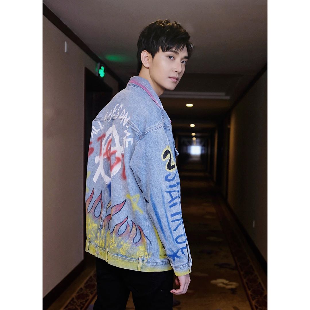 曾唱洗腦歌爆紅！《偶練》男偶像出家　照片曝光網嚇歪：連眉毛也剃了？