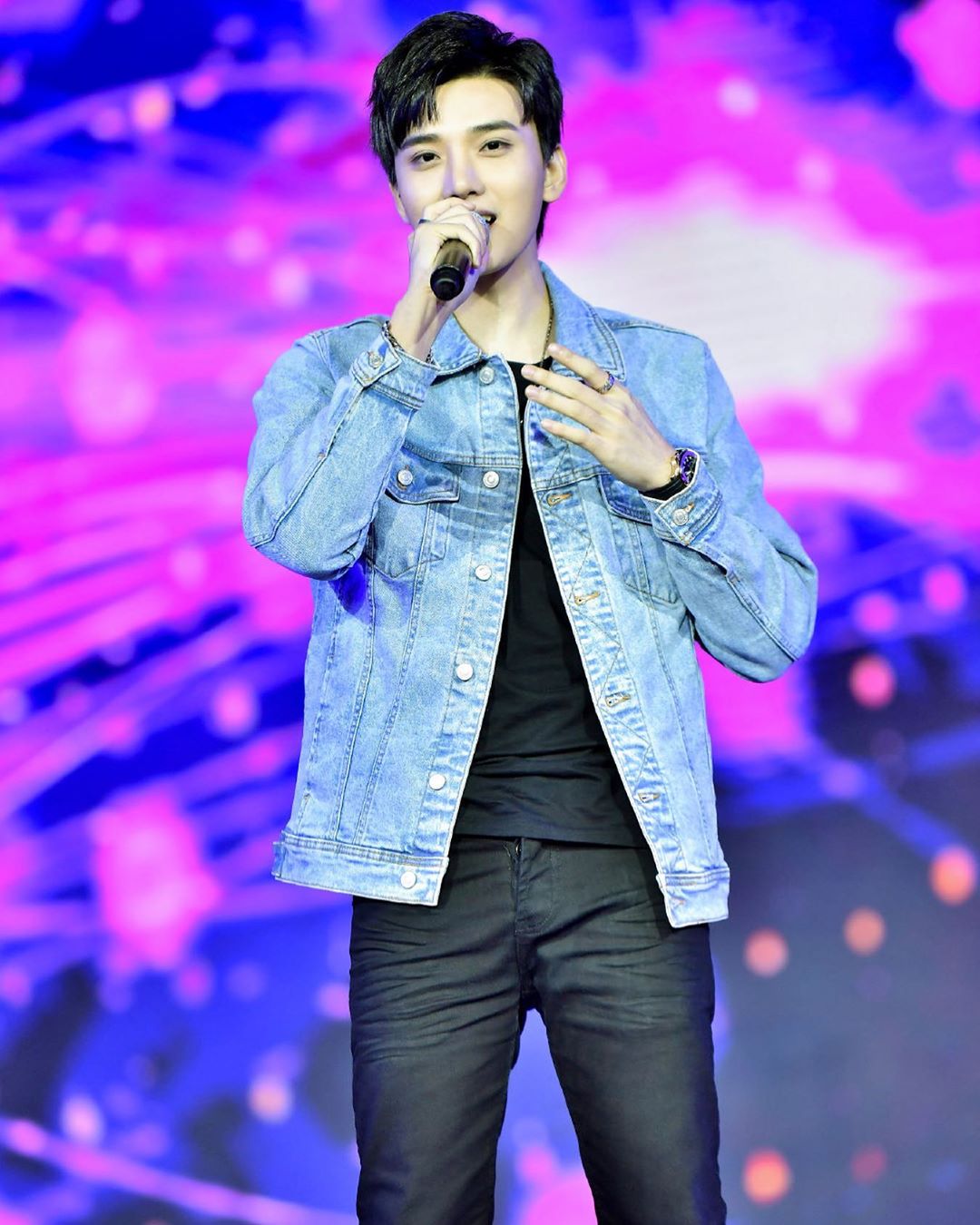 曾唱洗腦歌爆紅！《偶練》男偶像出家　照片曝光網嚇歪：連眉毛也剃了？