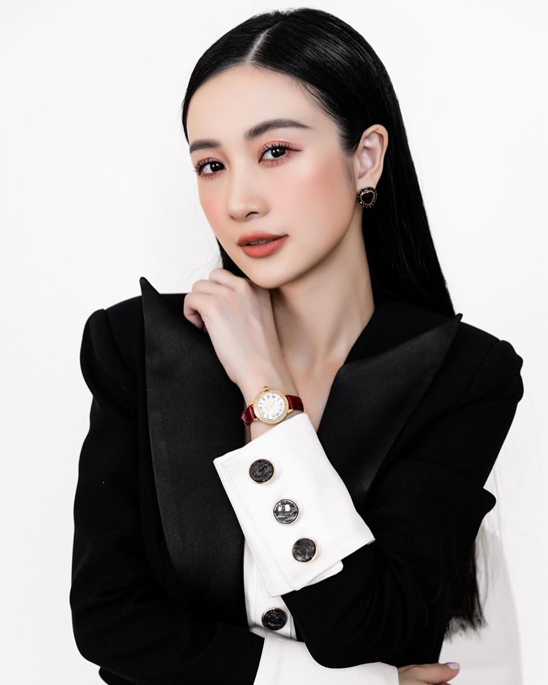 不科學魔鬼曲線!超兇「越南奶茶妹」推寫真 美胸現場測量引暴動