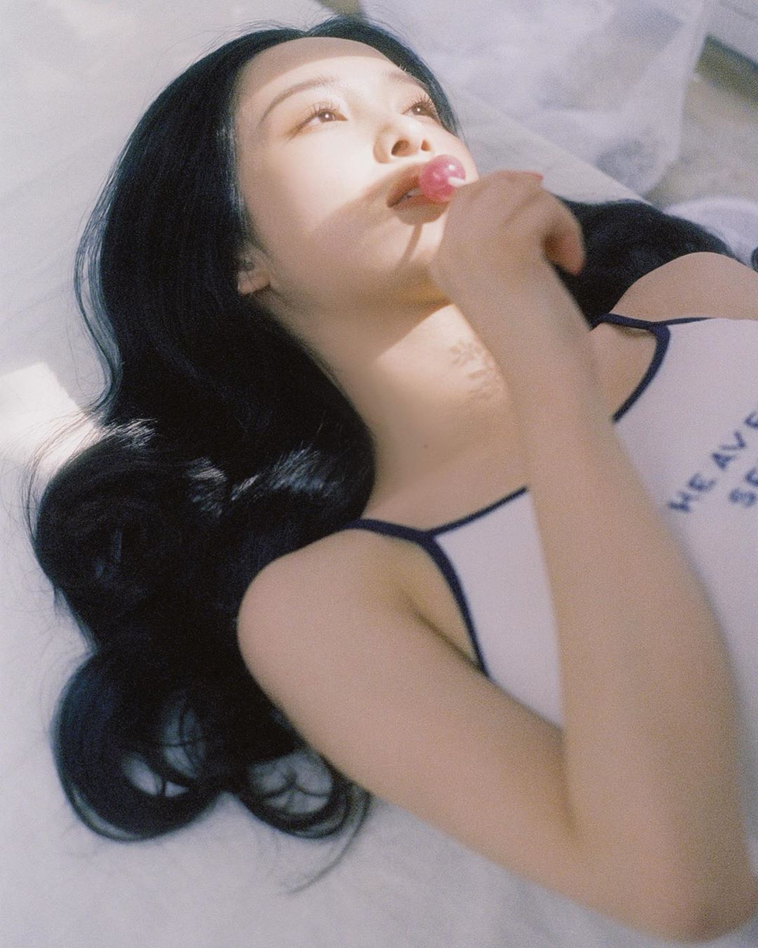 不科學魔鬼曲線!超兇「越南奶茶妹」推寫真 美胸現場測量引暴動