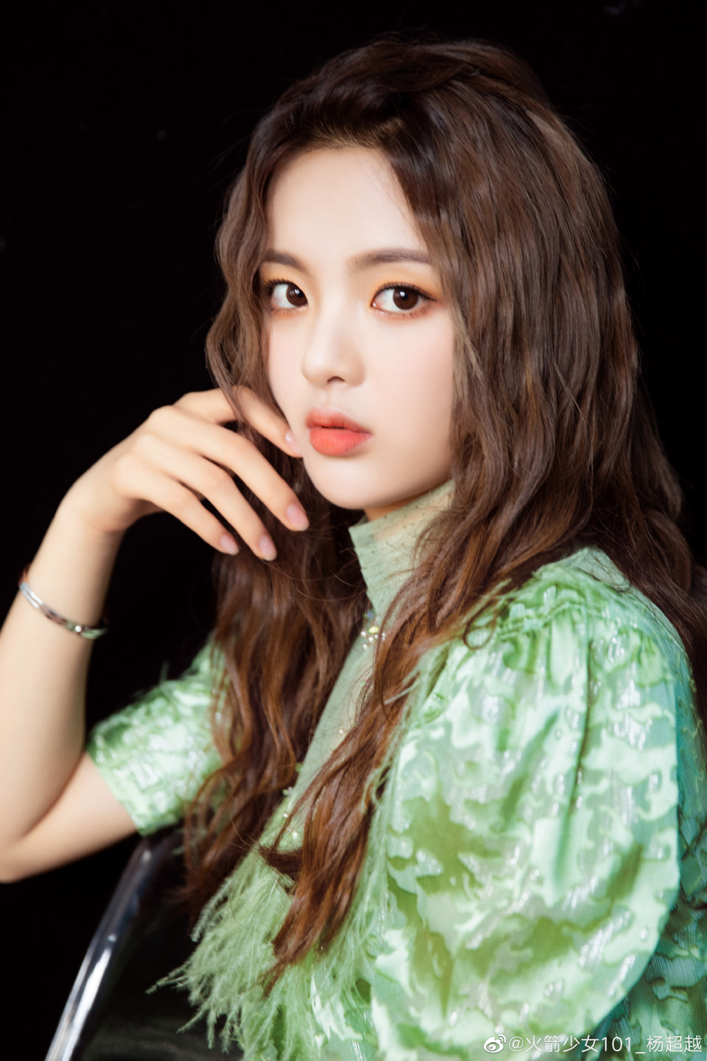 甜美形象崩壞？楊超越「隨地吐痰」引爭議　「一句話」霸氣回應網讚爆！