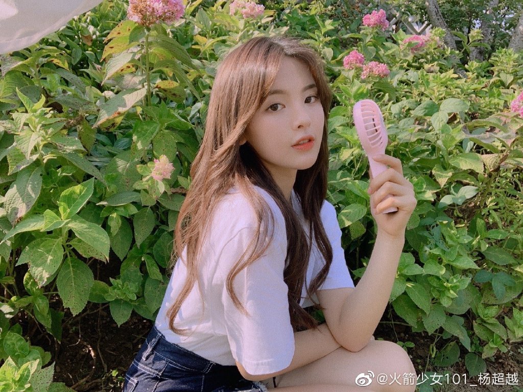 甜美形象崩壞？楊超越「隨地吐痰」引爭議　「一句話」霸氣回應網讚爆！