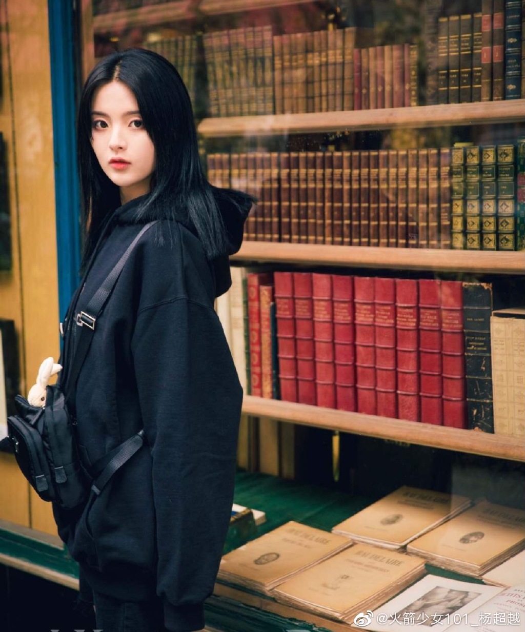 甜美形象崩壞？楊超越「隨地吐痰」引爭議　「一句話」霸氣回應網讚爆！