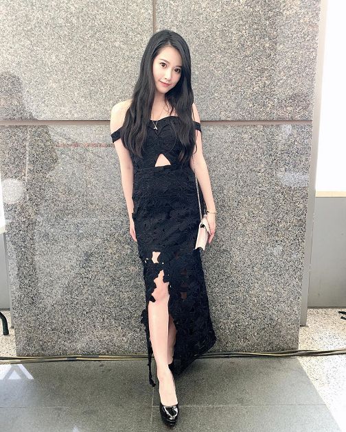 兇起來！艾瑞絲「辣穿開洞裝」解放長輩　網驚喊：太殺了～