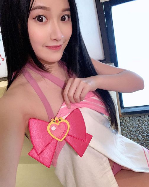 兇起來！艾瑞絲「辣穿開洞裝」解放長輩　網驚喊：太殺了～