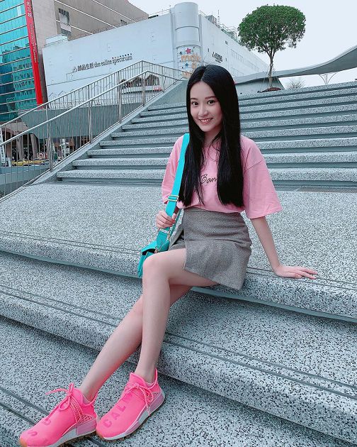 兇起來！艾瑞絲「辣穿開洞裝」解放長輩　網驚喊：太殺了～