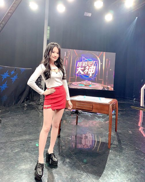 兇起來！艾瑞絲「辣穿開洞裝」解放長輩　網驚喊：太殺了～