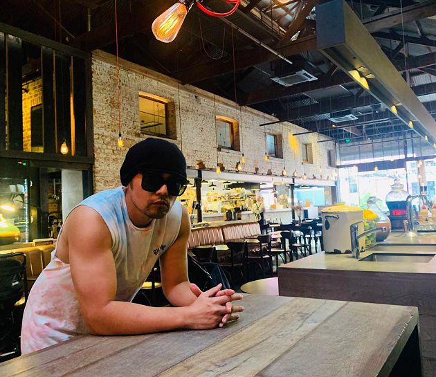 揮別幸福肥？周杰倫「驚人線條」全炸出　網笑：確定沒P圖？