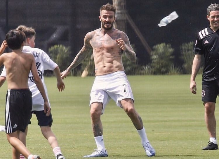 貝克漢光裸上身踢球！炸裂腹肌「打趴兒子鮪魚肉肚」　網：沒對比就沒傷害