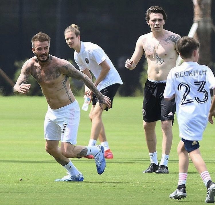 貝克漢光裸上身踢球！炸裂腹肌「打趴兒子鮪魚肉肚」　網：沒對比就沒傷害
