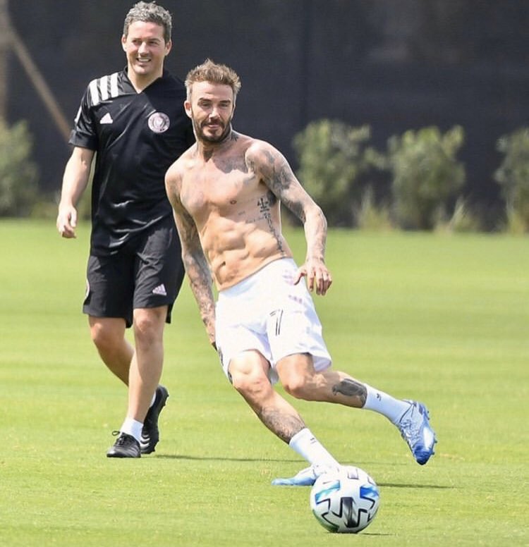 貝克漢光裸上身踢球！炸裂腹肌「打趴兒子鮪魚肉肚」　網：沒對比就沒傷害