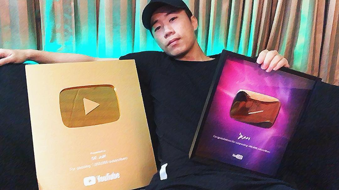 終於脫魯！實況主DE JuN「首度公開女友」　親暱合照女粉全心碎