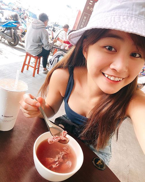 長輩解放！陳伊「內衣單穿」辣照曝光  網嗨：太胸啦