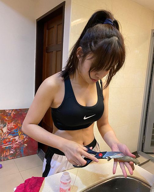 長輩解放！陳伊「內衣單穿」辣照曝光  網嗨：太胸啦