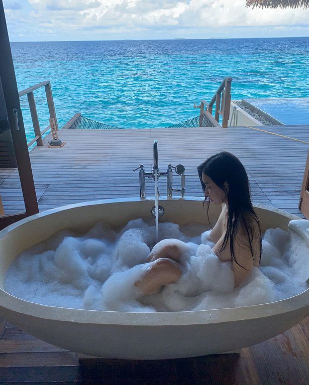 韓國清純網紅「野外泡湯」！胸前完全不遮：只靠泡泡遮住