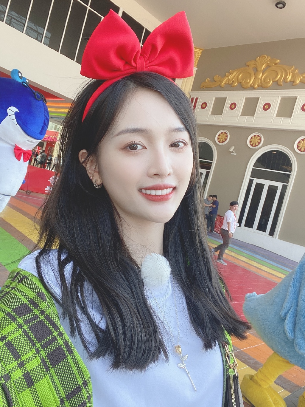 衣服短過頭?吳宣儀「蹲下全被看光」 網驚:沒穿安全褲?