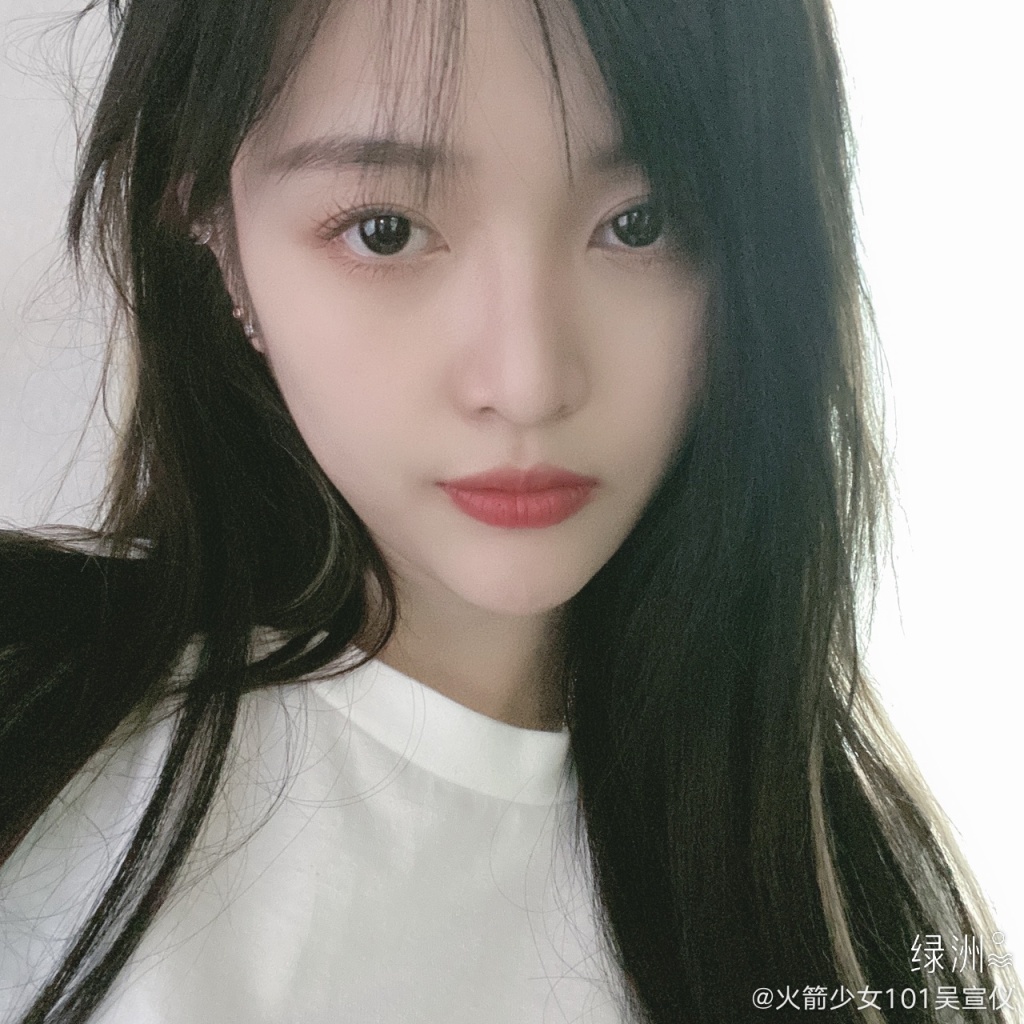 衣服短過頭?吳宣儀「蹲下全被看光」 網驚:沒穿安全褲?