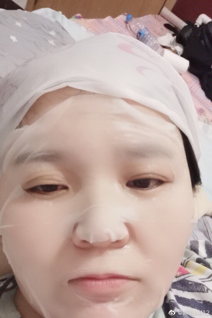 自導自演被家暴？網紅遭老公「狠勒脖子」　網超傻眼：怎麼還不被BAN