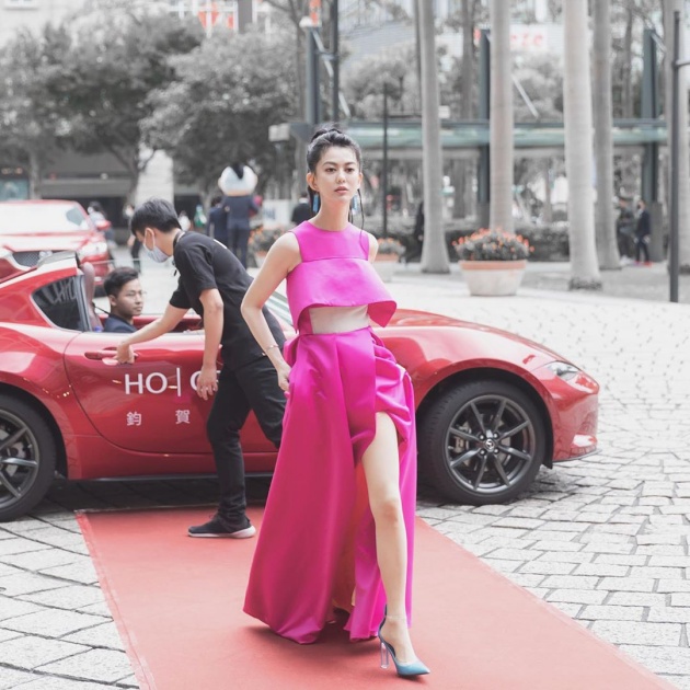 大到飄起來!白癡公主「小心機顯乳量」 自帶霸氣出席走鐘獎