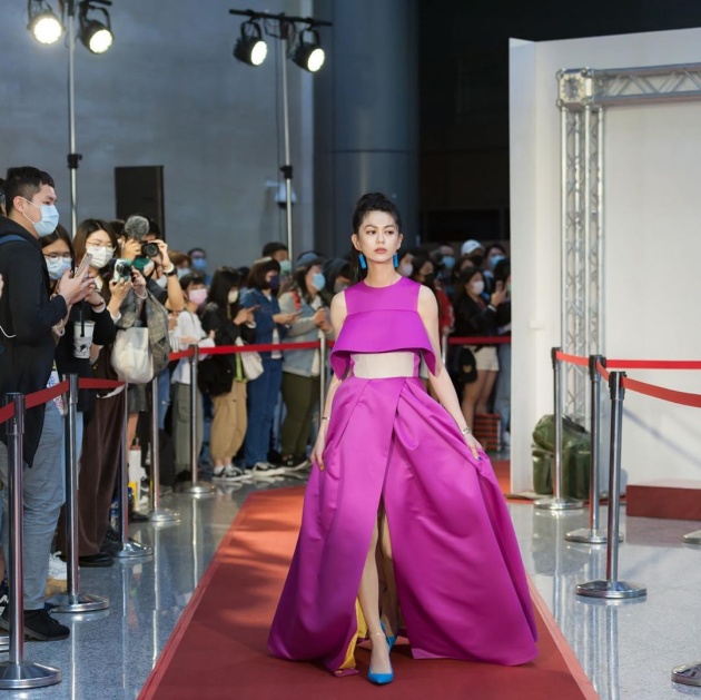 大到飄起來!白癡公主「小心機顯乳量」 自帶霸氣出席走鐘獎