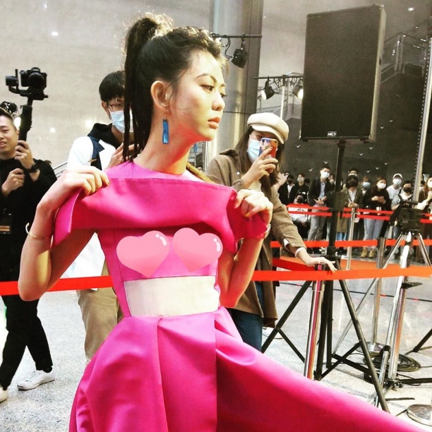 大到飄起來!白癡公主「小心機顯乳量」 自帶霸氣出席走鐘獎