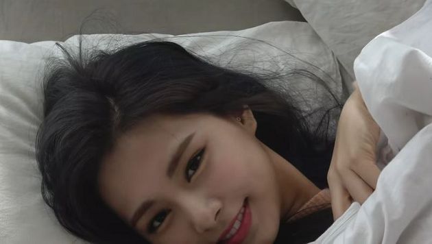 子瑜推個人寫真！「男友視角」甜窩被窩曝光  網直呼：戀愛了