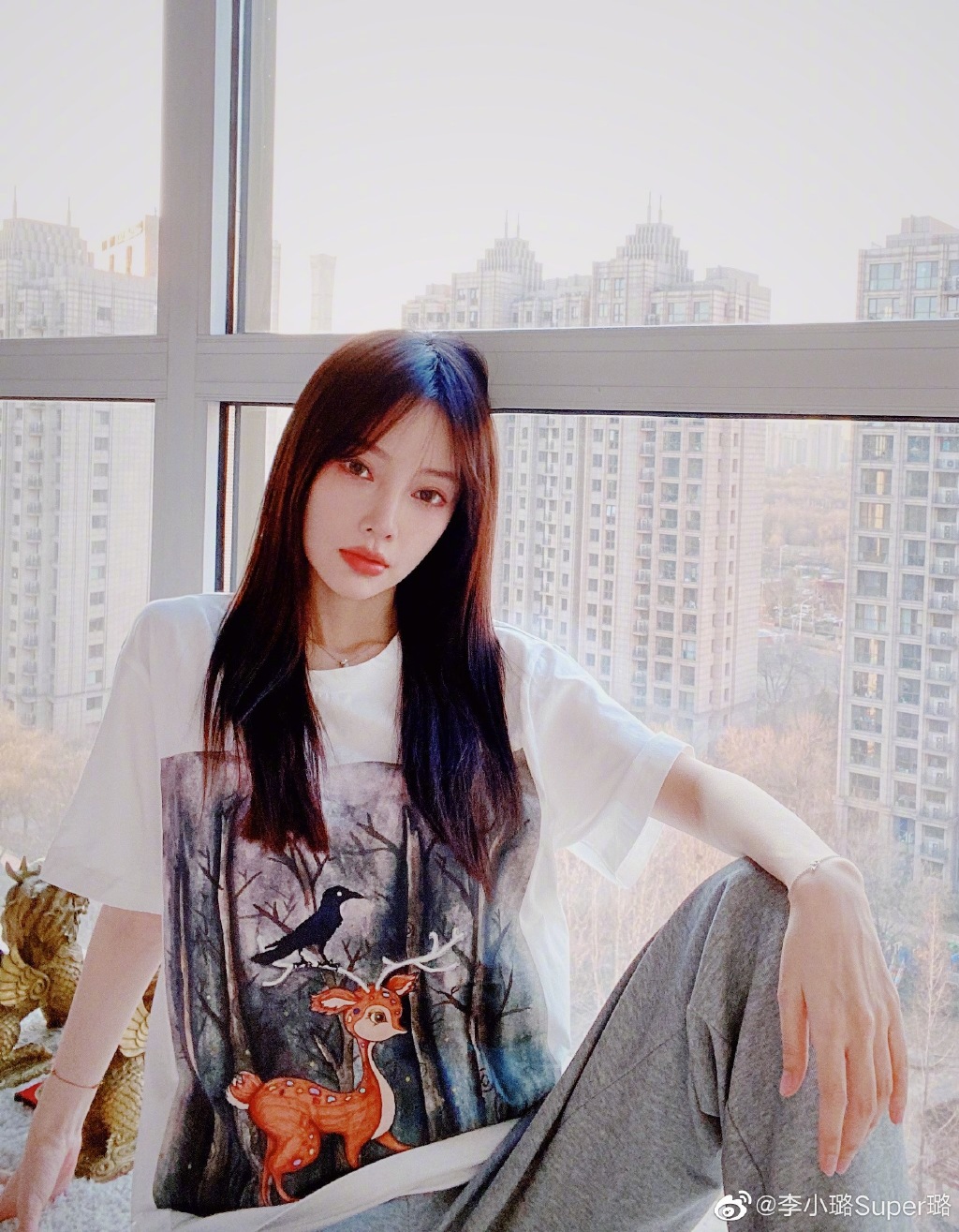 修圖修很大？李小璐曬照驚見「牆壁變形」　真實身材曝光！