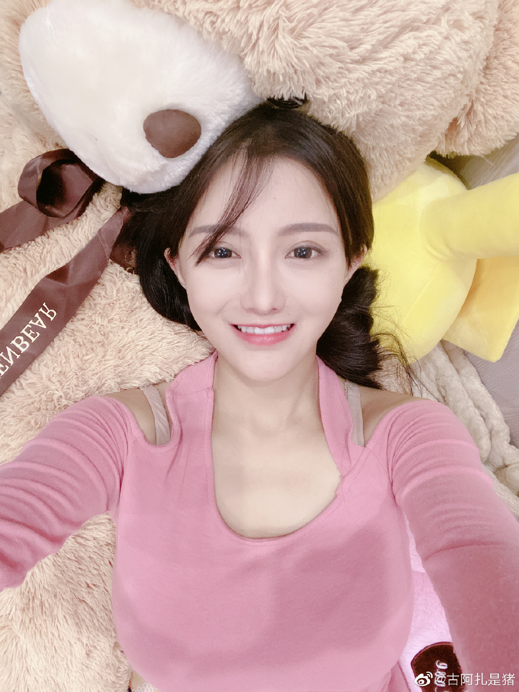 曾爆恩愛片外流！實況兇妹「再度出賣肉體」　開價上萬元網傻眼