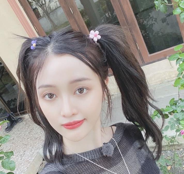 衣服短過頭?吳宣儀「蹲下全被看光」 網驚:沒穿安全褲?