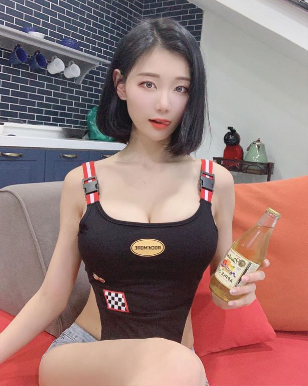 Ｈ級韓國實況主「細肩帶包不住」！閉眼索吻：感覺像在雲上飛～